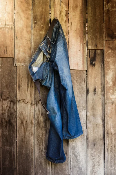 Vintage, Jeans appeso al muro — Foto Stock