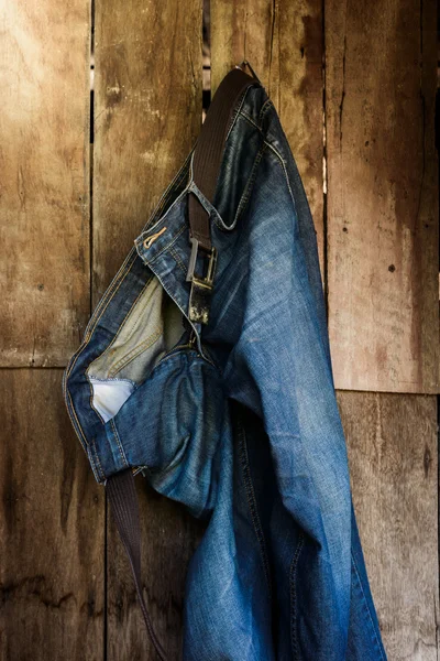 Винтаж, джинсы висят на стене — стоковое фото