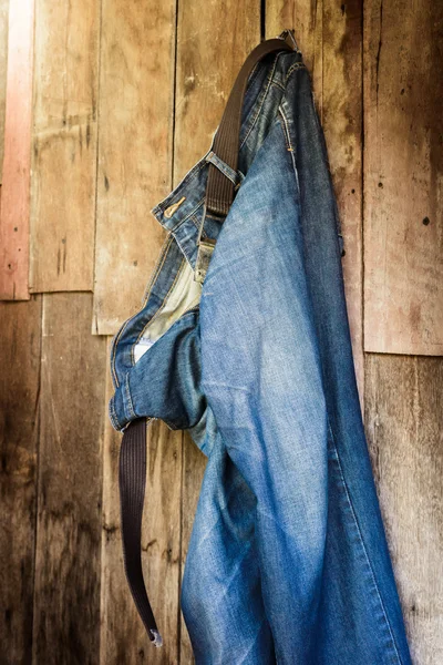 Vintage, Jeans appeso al muro — Foto Stock