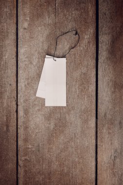 ahşap zemin üzerinde fiyat etiketi etiket