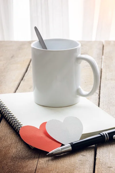 Káva, červené srdce, Poznámkový blok a pero — Stock fotografie