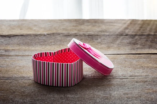 Scatola regalo San Valentino a forma di cuore su vecchio piatto di legno vintage — Foto Stock