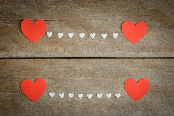 Note en papier vierge rouge avec forme de coeur sur fond en bois grunge — Photo