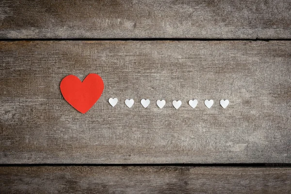 Nota de papel en blanco rojo con forma de corazón sobre fondo de madera grunge —  Fotos de Stock