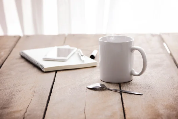 Xícara de café, notebook, caneta e telefone inteligente — Fotografia de Stock