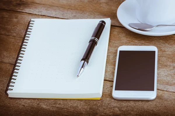 Tazza di caffè, notebook, penna e smartphone — Foto Stock