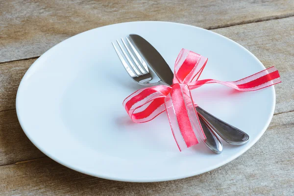 Ajuste de mesa de día de San Valentín con plato, cuchillo, tenedor, cinta roja — Foto de Stock