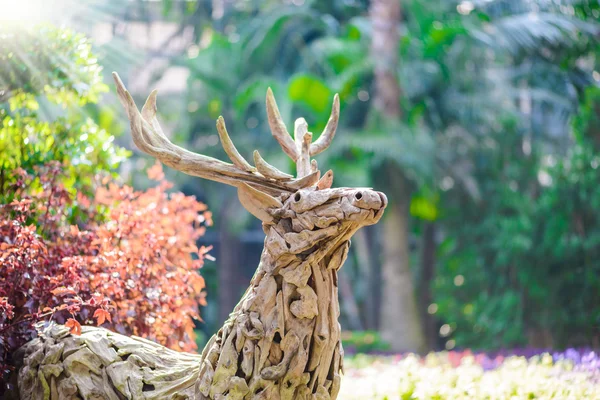 Réplique du cerf faite à partir de racines d'arbre — Photo