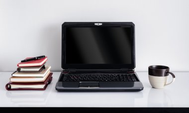 Dizüstü bilgisayar bir işadamı Office masa üstünde