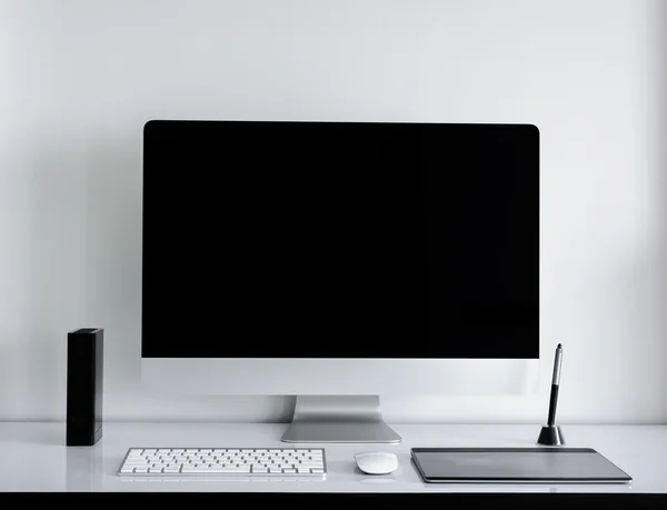 Elegante spazio di lavoro con computer a casa — Foto Stock