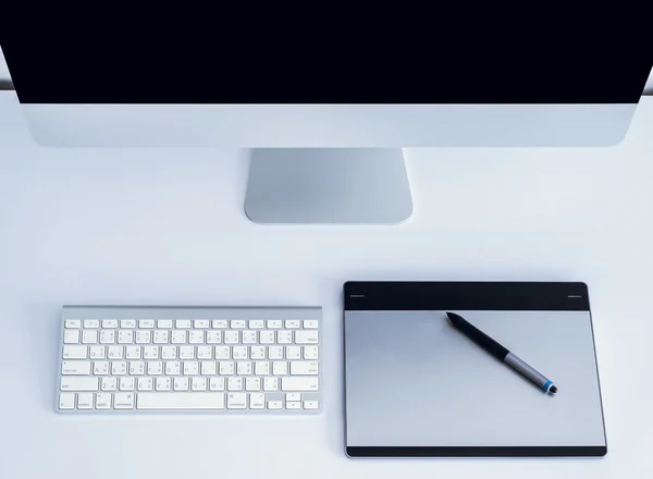 Elegante espacio de trabajo con ordenador en casa — Foto de Stock