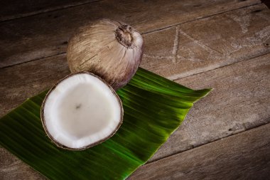 Muz Yaprak üzerinde taze hindistancevizi