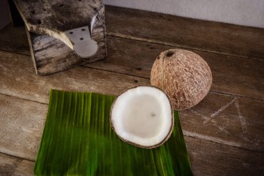 hindistancevizi üzerinde muz yaprağı ve Hindistan cevizi rendesi