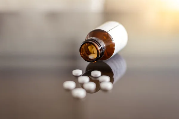 Tablett spillt från piller flaska — Stockfoto
