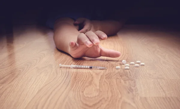 Överdos manliga narkotika missbrukare hand, droger narkotiska spruta — Stockfoto