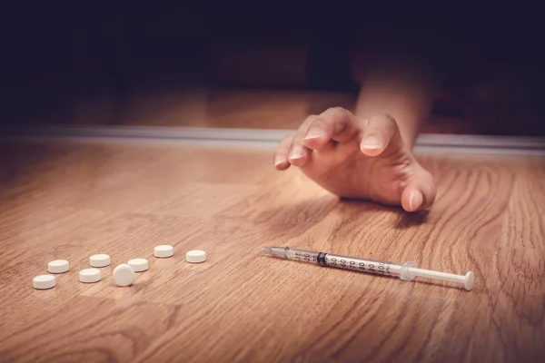 Överdos kvinnliga narkotika missbrukare hand, droger narkotiska spruta — Stockfoto