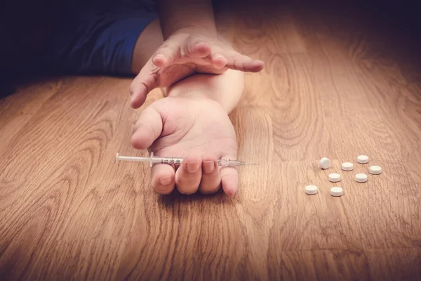 Överdos manliga narkotika missbrukare hand, droger narkotiska spruta — Stockfoto