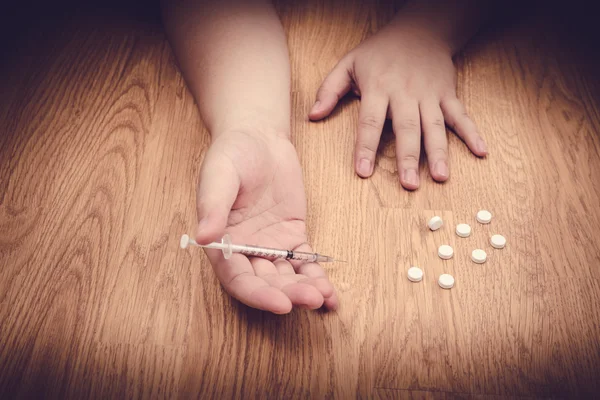 麻薬常習者は薬と注射器へを渇望します。 — ストック写真