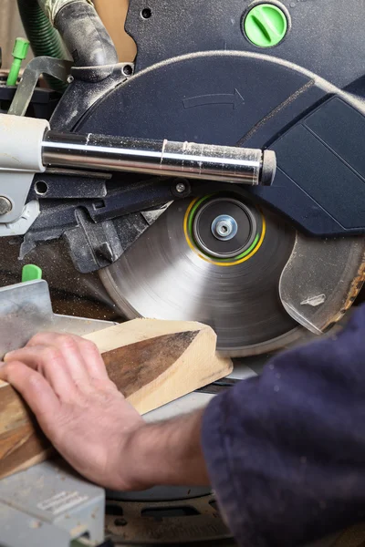 Manos de carpintero usando sierra circular —  Fotos de Stock