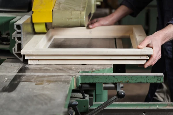 Manos de carpintero cortando marco de ventana de madera —  Fotos de Stock