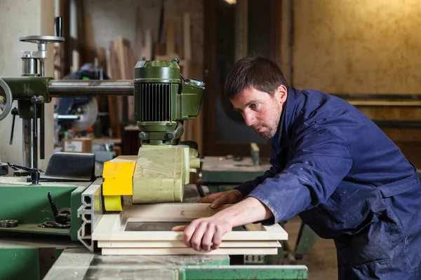 Плотник, работающий со скатертью в мастерской — стоковое фото