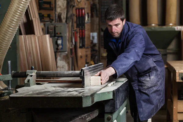 Tesař muž řezání dřeva s tablesaw — Stock fotografie