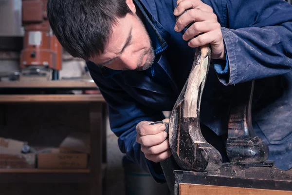 Плотник восстанавливает деревянную мебель — стоковое фото