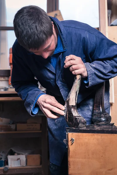 Carpintero restaurando muebles de madera — Foto de Stock