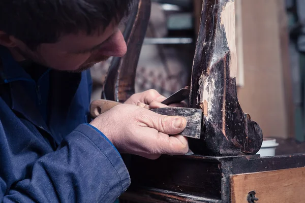 Charpentier restauration Meubles en bois avec plâtre et mastic Couteau — Photo