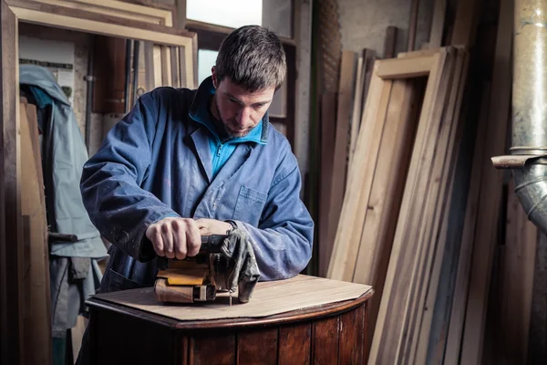 Mobília de restauração de carpinteiro com lixadeira de cinto — Fotografia de Stock