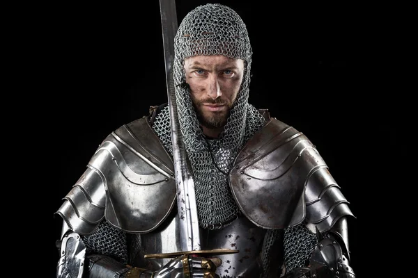 Middeleeuwse krijger met maliënkolder, harnas en zwaard — Stockfoto