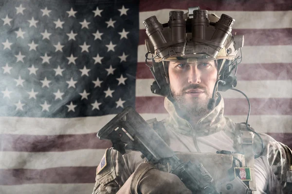 Soldat de l'armée américaine sur fond de drapeau américain — Photo