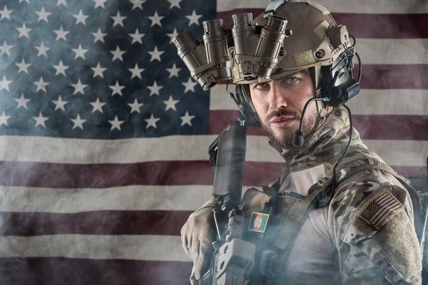 Soldat de l'armée américaine sur fond de drapeau américain — Photo