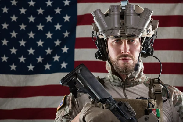 US-Soldat auf amerikanischem Flaggenhintergrund — Stockfoto