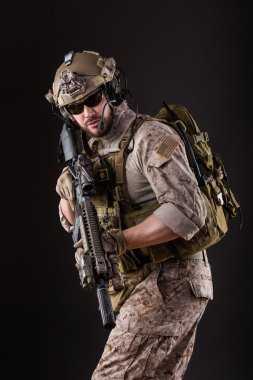 Bize ordu asker koyu arka plan üzerinde