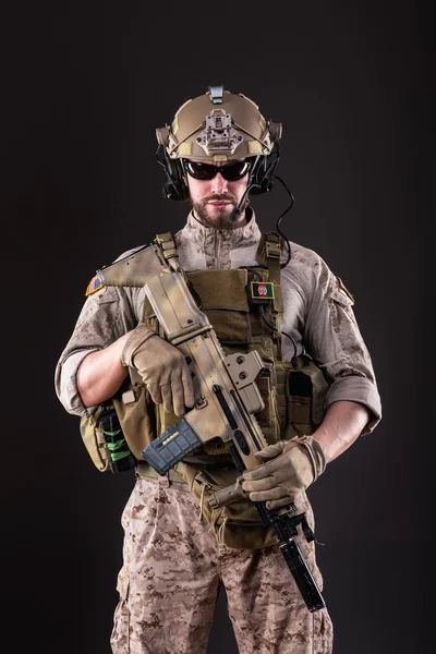 Soldado del Ejército de los Estados Unidos sobre fondo oscuro — Foto de Stock