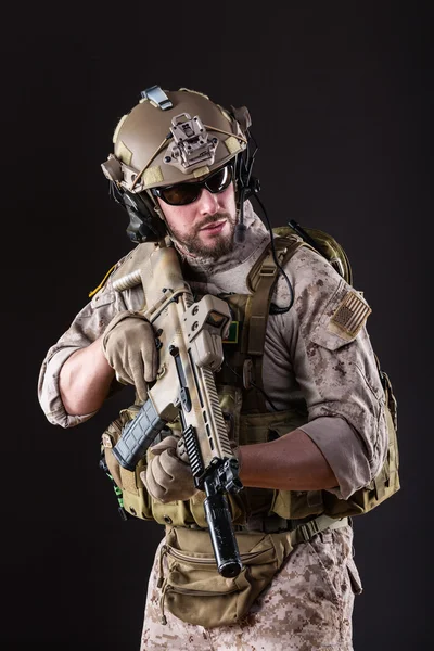 Soldado del Ejército de los Estados Unidos sobre fondo oscuro —  Fotos de Stock