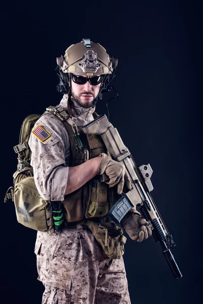 Soldado do Exército dos EUA em fundo escuro — Fotografia de Stock