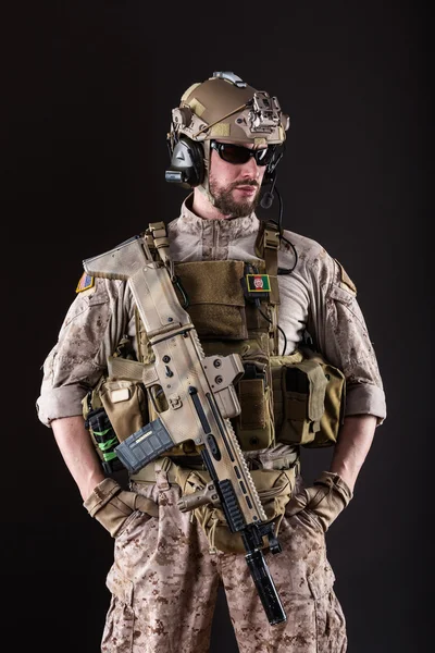 Soldado del Ejército de los Estados Unidos sobre fondo oscuro — Foto de Stock