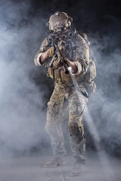 Soldado do Exército dos EUA em ação no nevoeiro — Fotografia de Stock