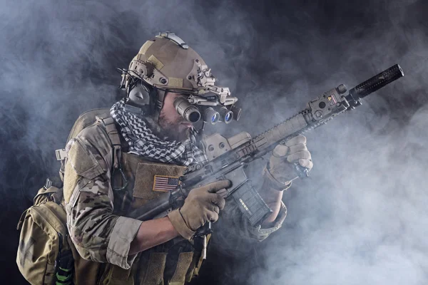 Soldado do Exército dos EUA em ação com óculos no fumo — Fotografia de Stock