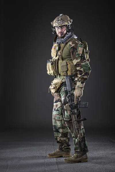 US Army Soldier sötét háttér — Stock Fotó