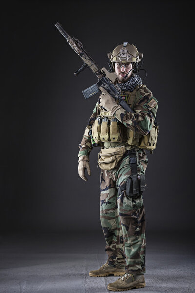Солдат армии США на тёмном фоне

