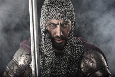 Zincirden zırh ve kılıç ile Ortaçağ savaşçı