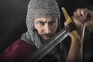 Zincirden zırh ve kılıç ile Ortaçağ savaşçı