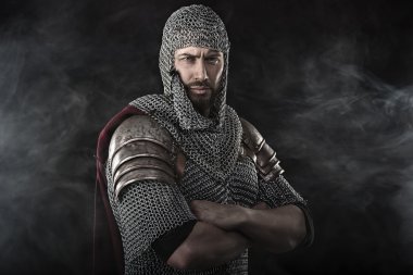 Zincirden zırh ile Ortaçağ savaşçı