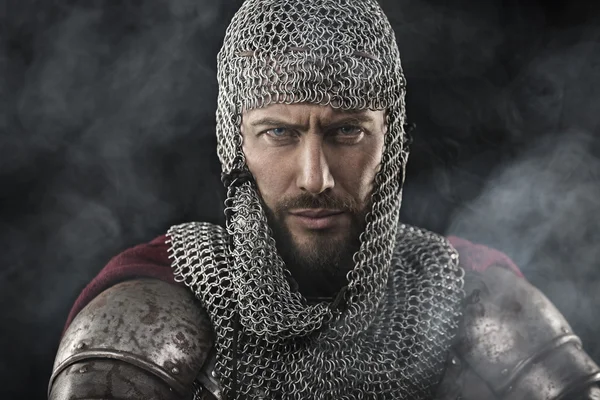 Middeleeuwse strijder met maliënkolder armour — Stockfoto