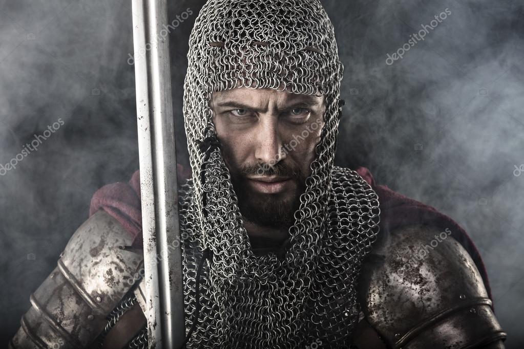Krieger Im Mittelalter Mit 6 Buchstaben Mittelalterlicher Krieger mit Kettenpanzer und Schwert