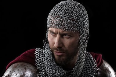 Zincirden zırh ve kırmızı pelerin ile Ortaçağ savaşçı