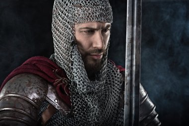 Zincirden zırh ve kırmızı pelerin ile Ortaçağ savaşçı